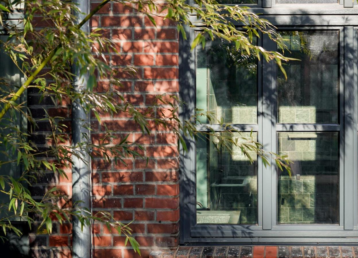 Sly Berlin Hotel ภายนอก รูปภาพ A window in the house
