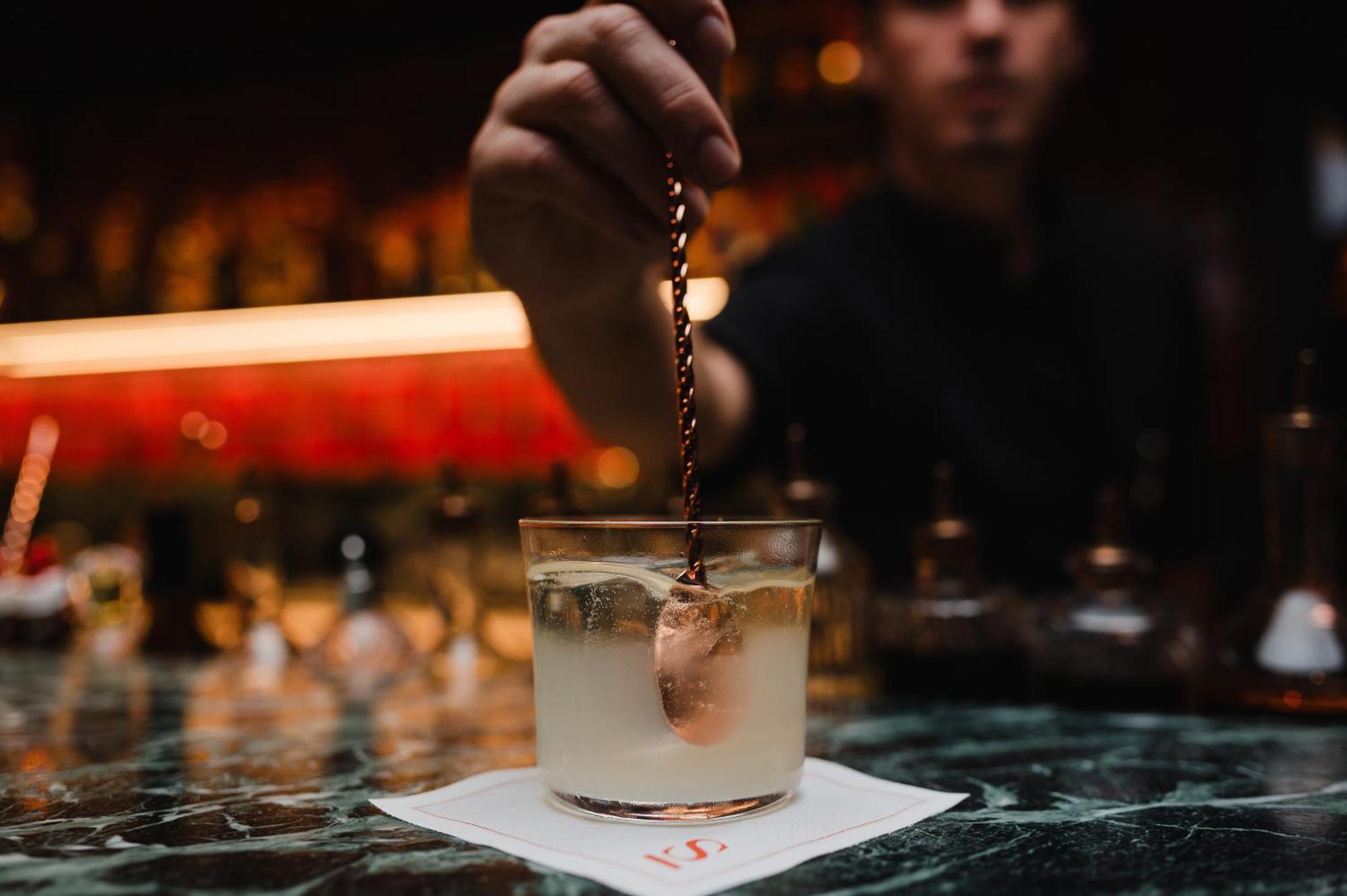 Sly Berlin Hotel ภายนอก รูปภาพ A bartender adding a garnish to a cocktail