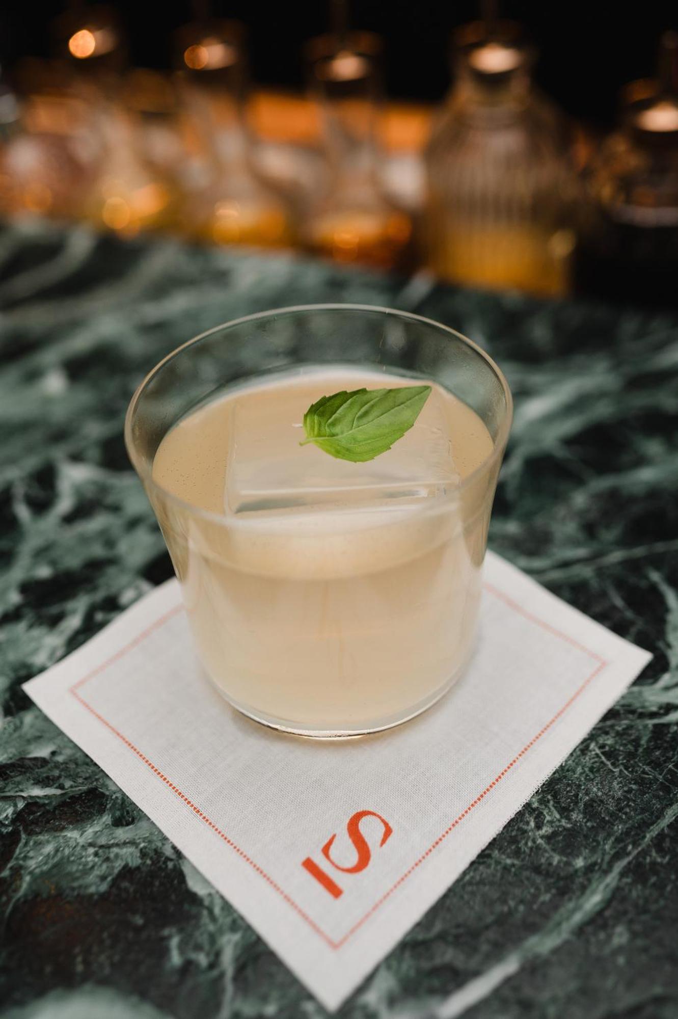 Sly Berlin Hotel ภายนอก รูปภาพ A Clover Club cocktail