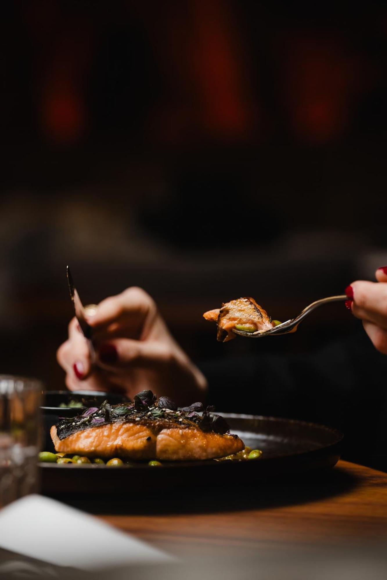 Sly Berlin Hotel ภายนอก รูปภาพ A woman eating with a knife and fork