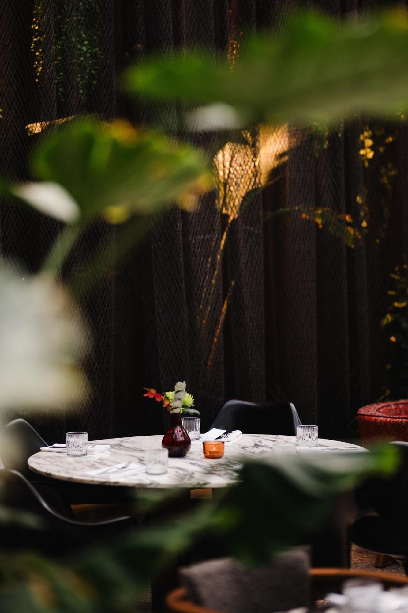 Sly Berlin Hotel ภายนอก รูปภาพ The waterfall at the restaurant