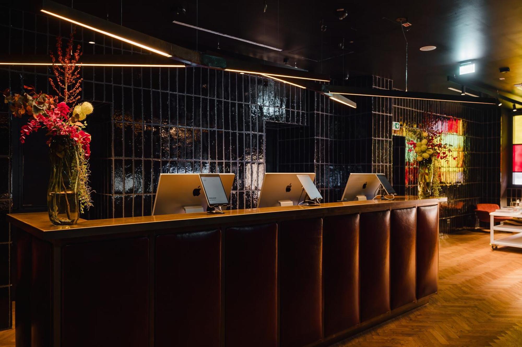 Sly Berlin Hotel ภายนอก รูปภาพ The reception desk at the 2018-19 season