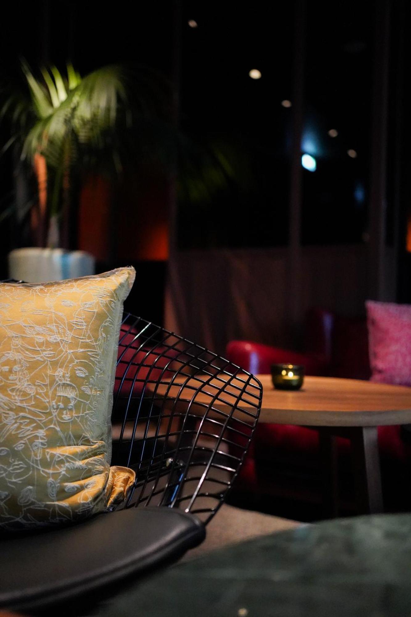 Sly Berlin Hotel ภายนอก รูปภาพ The interior of the lounge