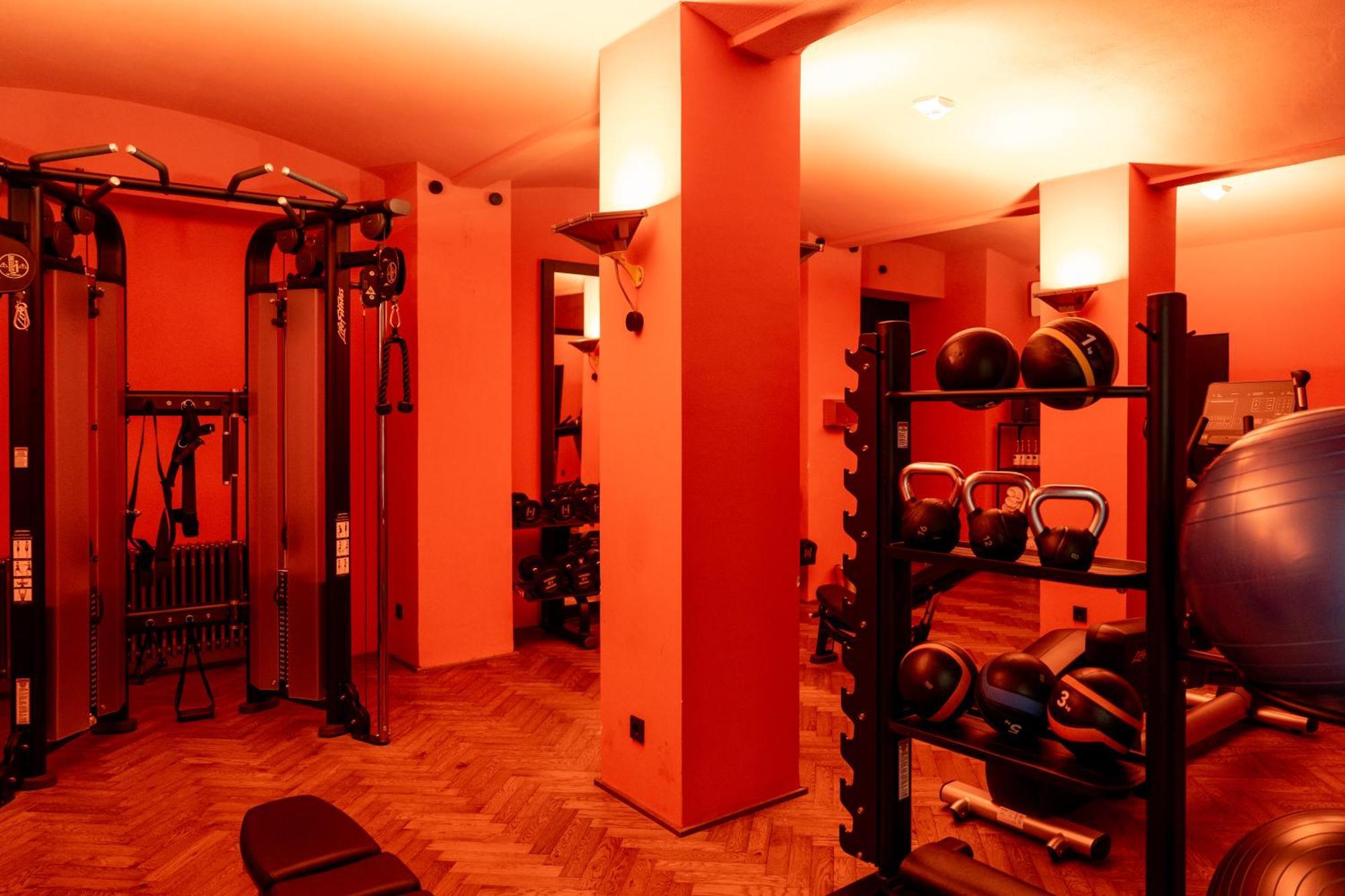 Sly Berlin Hotel ภายนอก รูปภาพ A typical Virgin Active gym