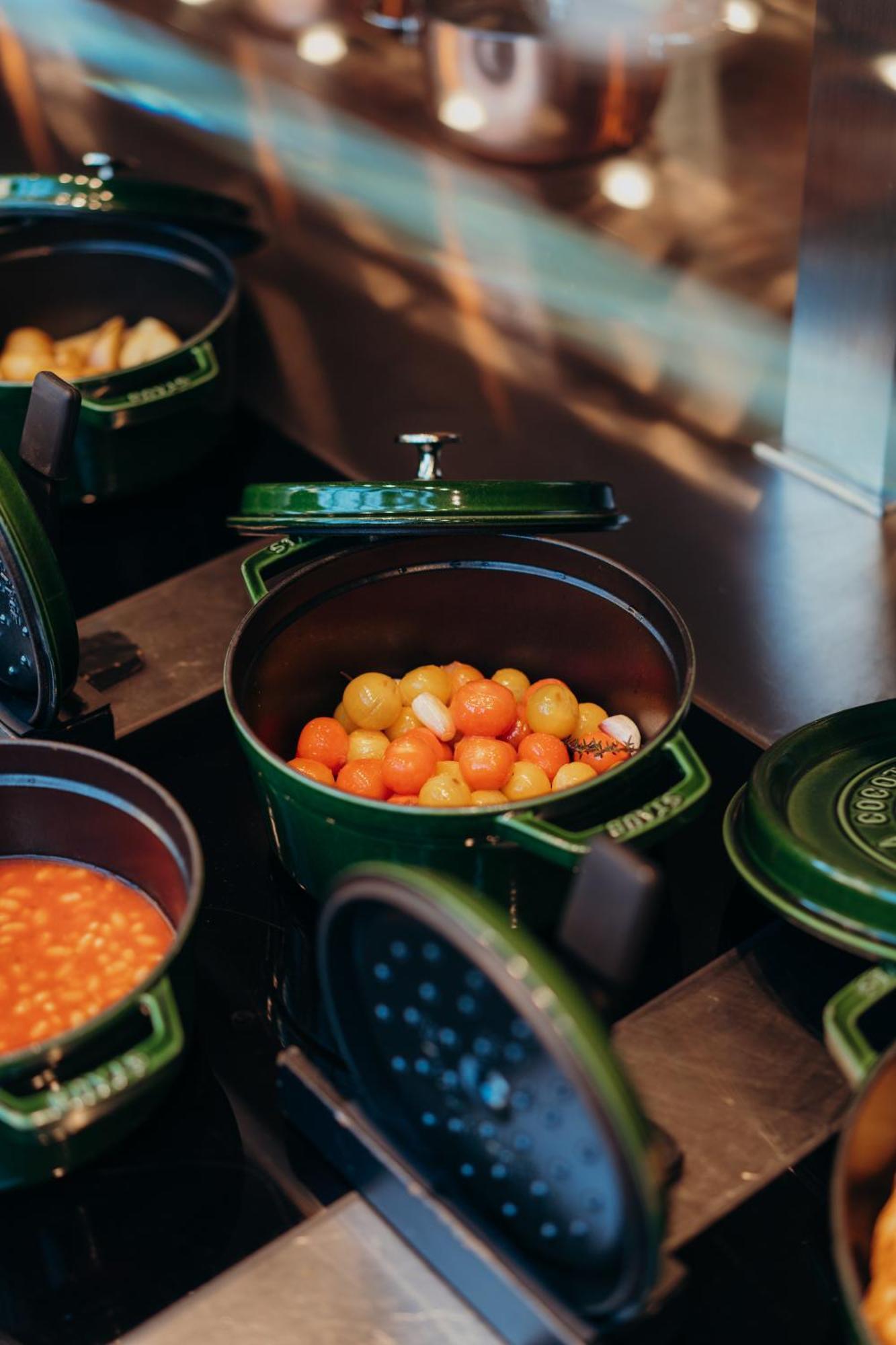 Sly Berlin Hotel ภายนอก รูปภาพ A Le Creuset cast iron pot