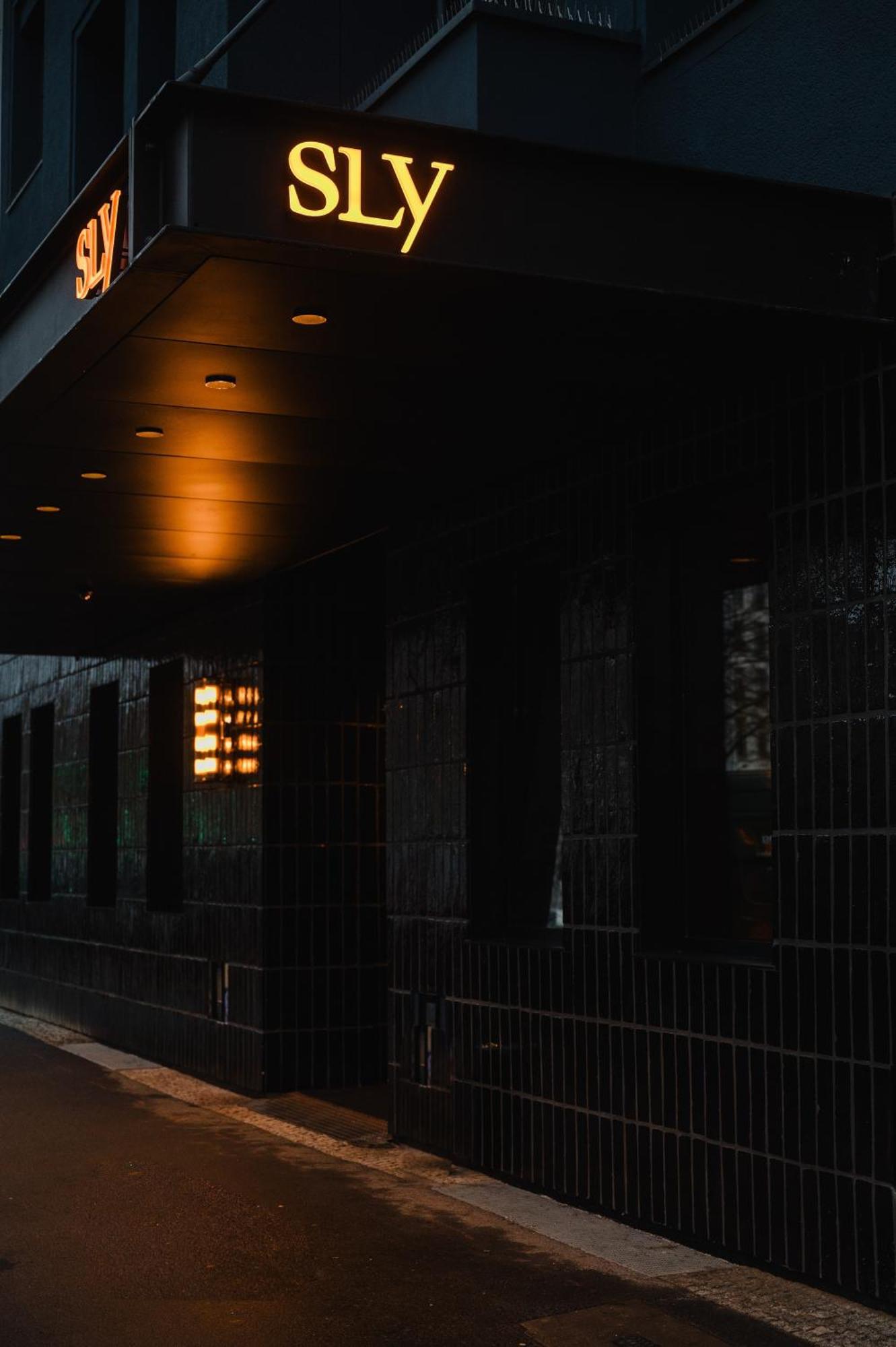 Sly Berlin Hotel ภายนอก รูปภาพ The interior of the station