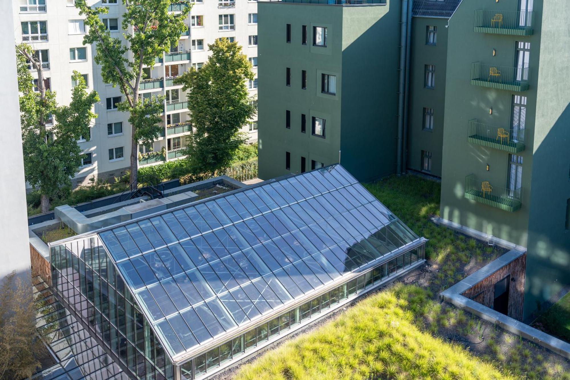 Sly Berlin Hotel ภายนอก รูปภาพ Solar collectors on a green roof