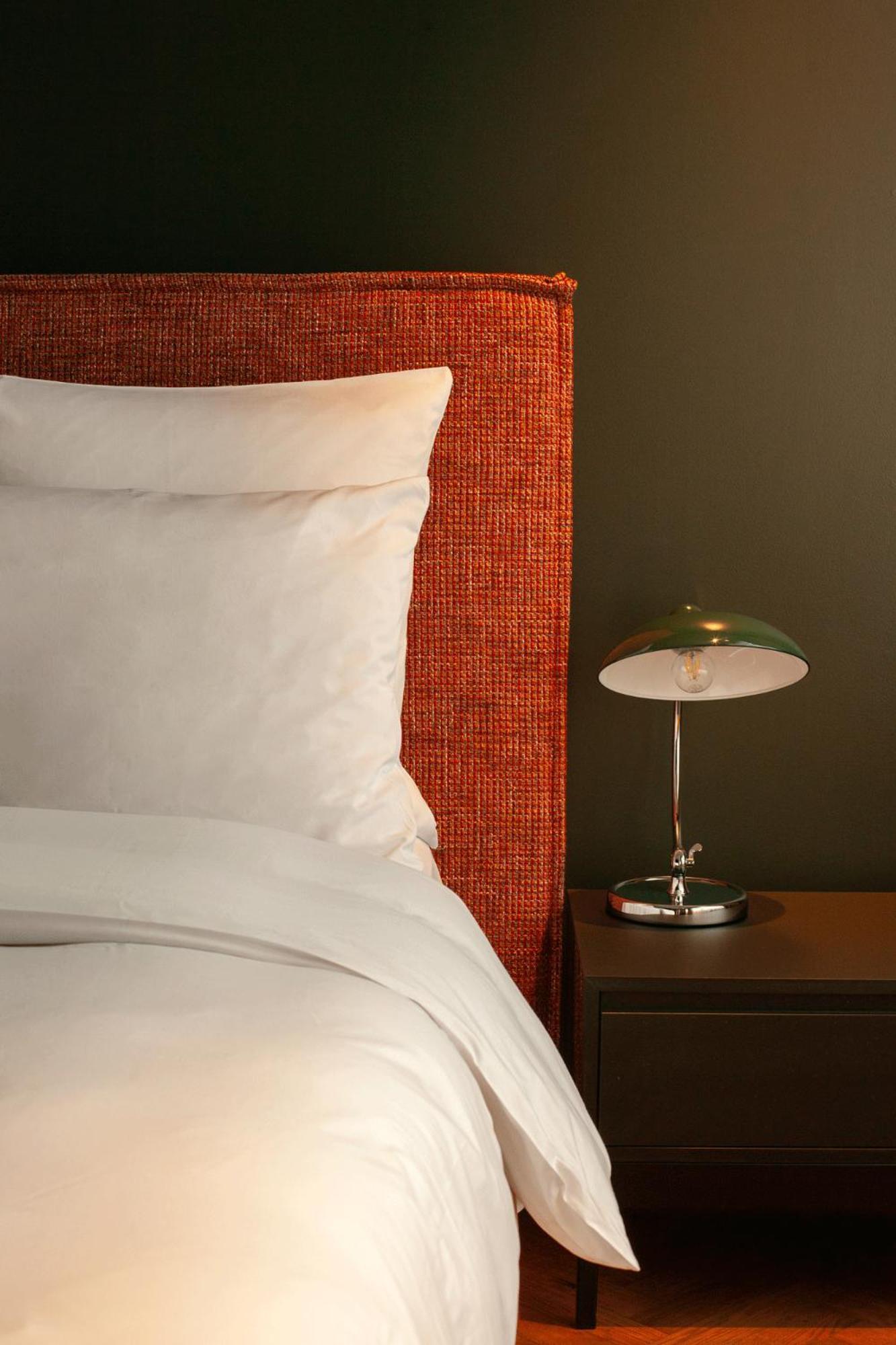 Sly Berlin Hotel ภายนอก รูปภาพ A table lamp