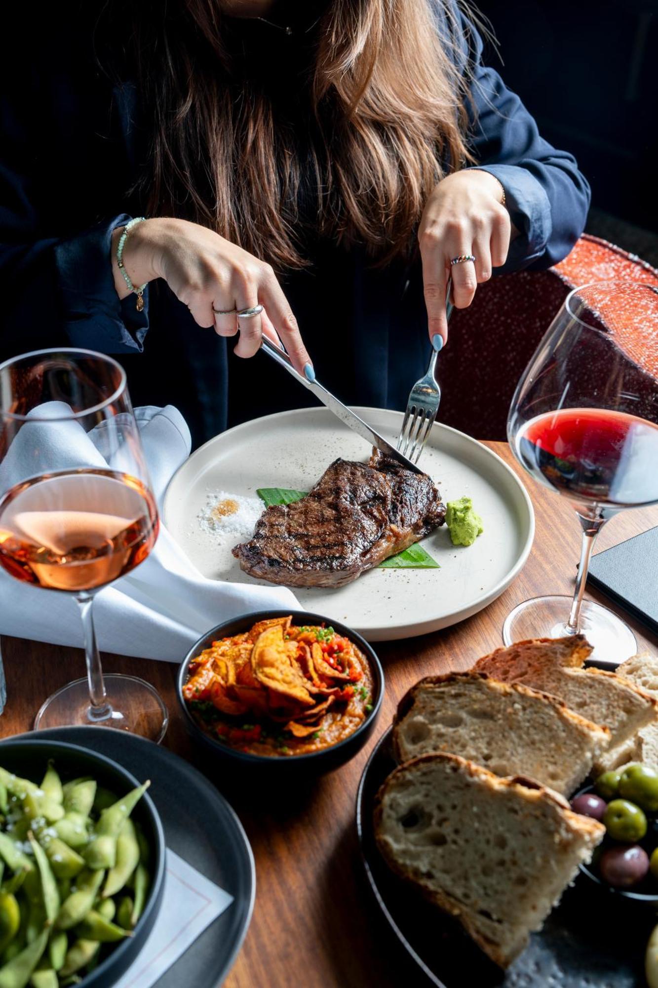 Sly Berlin Hotel ภายนอก รูปภาพ A steak at the restaurant