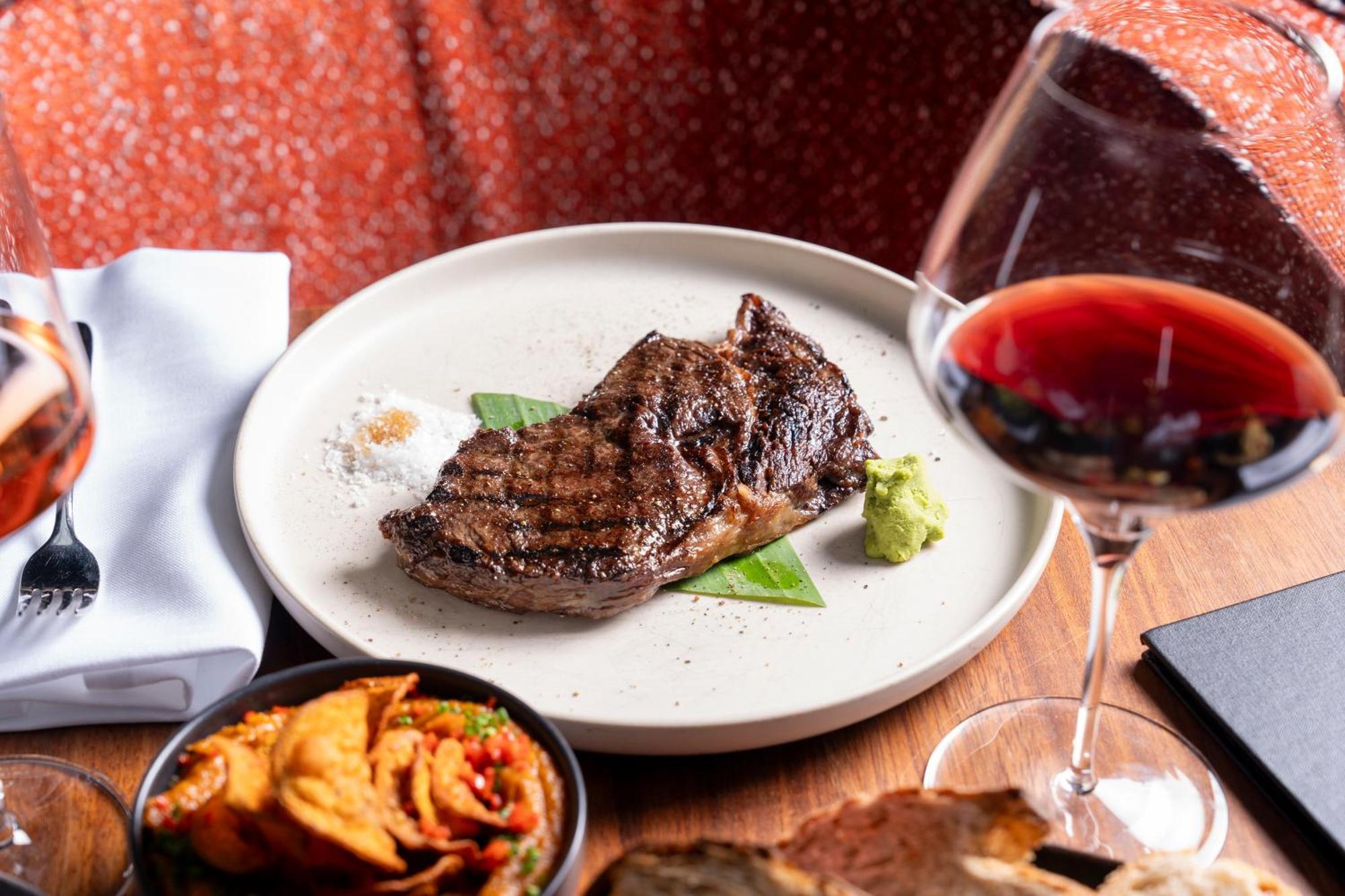 Sly Berlin Hotel ภายนอก รูปภาพ A steak and wine dinner